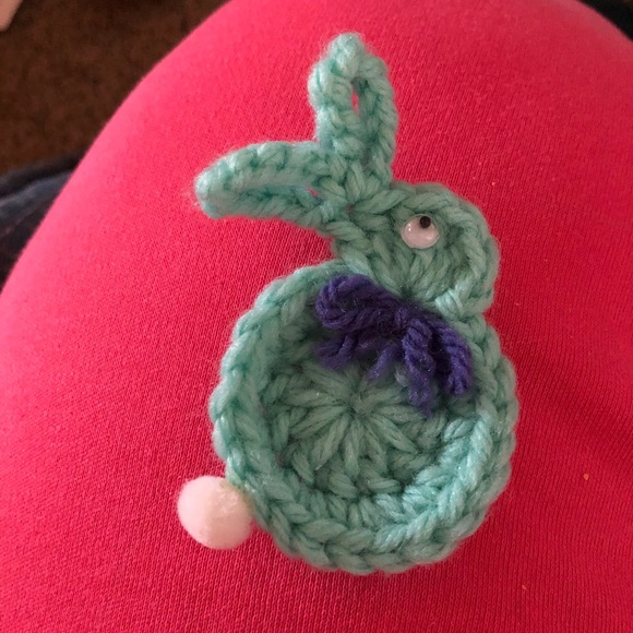 NWOT-Handcrafted Green Yarn Bunny Brooch - Picture 2 of 3